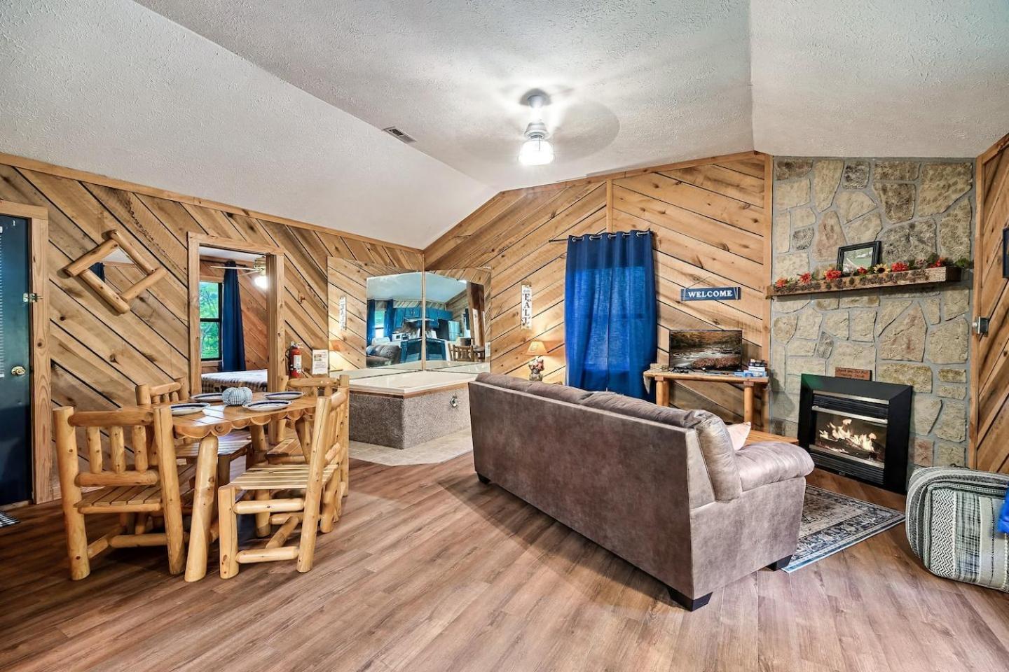 Romantic Mtn Cabin Hot Tub & Jacuzzi Views Севьервилл Экстерьер фото